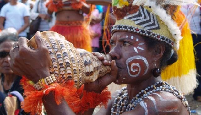 Cara Memainkan Alat Musik Tradisional Papua yang Masih Terjaga